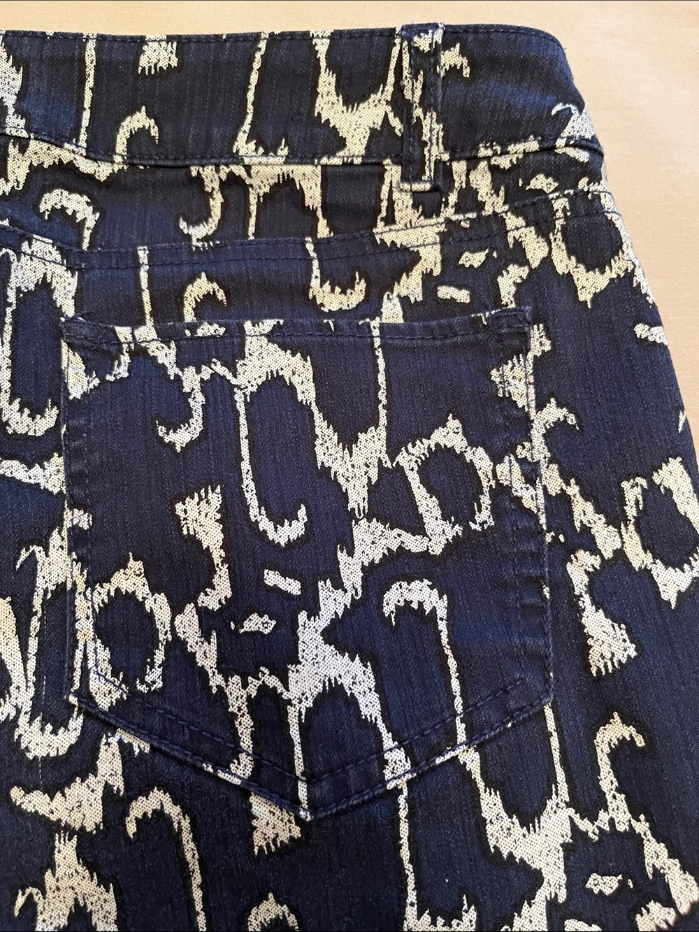 Kenneth Cole Reaction Woman’s Navy and White Loud Printed Cropped Jeans Size 6 - Picture 11 of 13